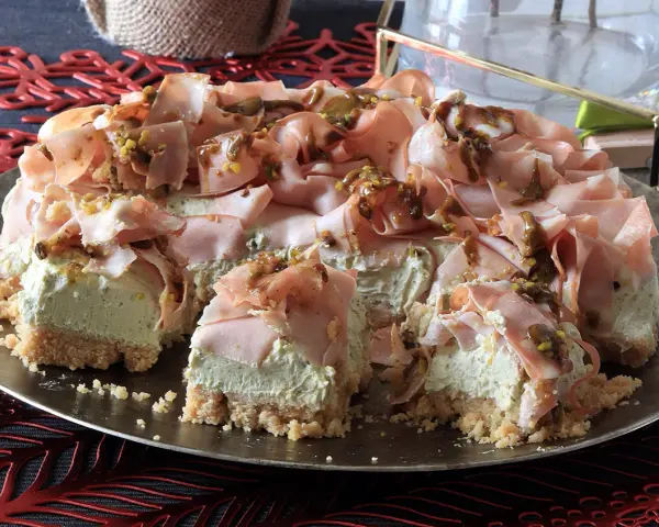 Cheesecake salata con taralli, mortadella e pistacchi. Una torta scenografica e gustosa, perfetta per un aperitivo o un antipasto originale.