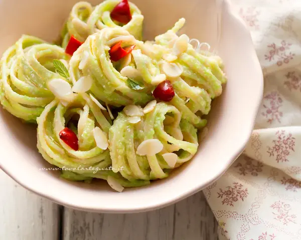 Pasta con broccoli, mandorle e peperoncino, un piatto colorato e gustoso.