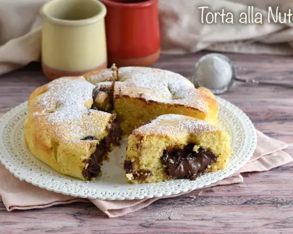 Torta alla Nutella soffice e golosa, con un cuore cremoso di cioccolato. Perfetta per ogni occasione.