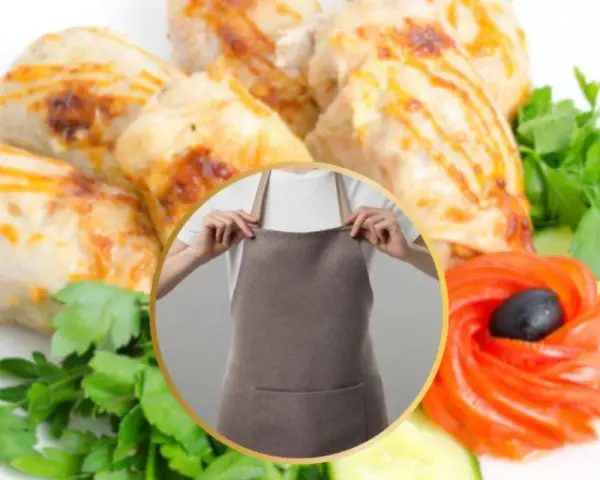 Involtini di pollo succulenti, guarniti con pomodoro a forma di fiore, cetrioli e prezzemolo fresco. Una persona indossa un grembiule, pronta a servire.