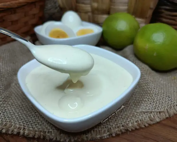 Maionese cremosa, con uova sode e lime sullo sfondo. Perfetta per ogni piatto!