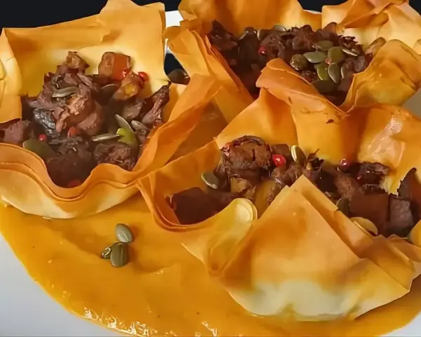 Deliziose coppette croccanti di pasta fillo, ripiene di un gustoso ragù e semi di zucca. Perfette per le tue ricette con pasta fillo.