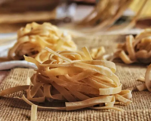 Nidi di pasta fatta in casa senza macchina, pronti per essere cucinati. Un'arte che profuma di tradizione.
