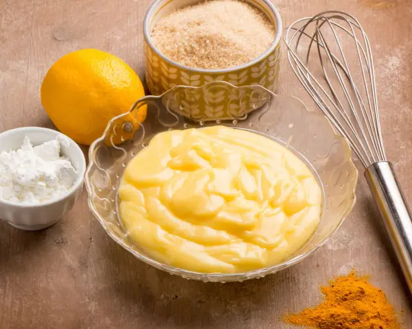 Crema al limone senza uova, con limone, zucchero, amido e un pizzico di curcuma per un colore vivace.