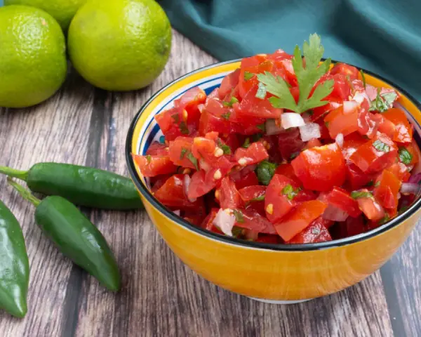 Pico de gallo ricetta: pomodori freschi, cipolla, coriandolo e peperoncino jalapeño. Ingredienti perfetti per un'autentica salsa messicana.