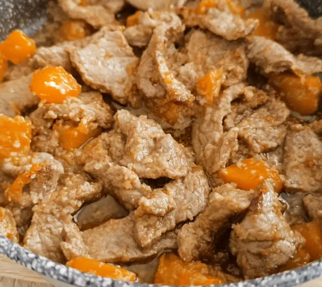 Straccetti di vitello teneri e succulenti, cotti in padella con cubetti di zucca arancione. Un piatto saporito e colorato.