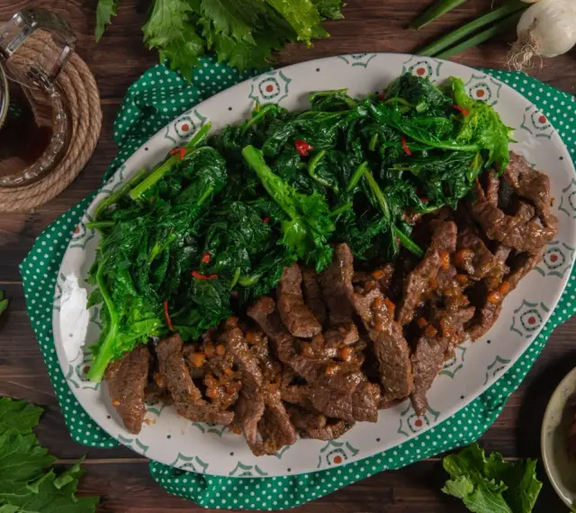 Straccetti di manzo succulenti e verdure saltate, un piatto invitante con contorni di aglio e peperoncino.