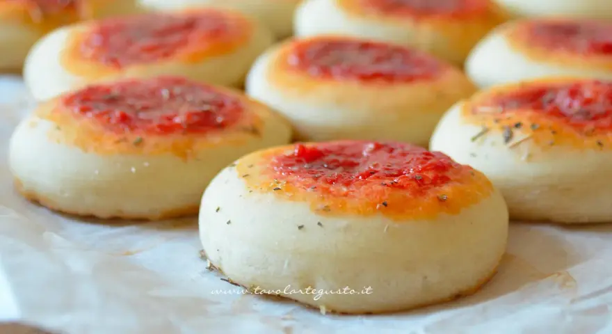 Deliziose pizzette fatte in casa, pronte per essere gustate. Un classico intramontabile per ogni occasione.