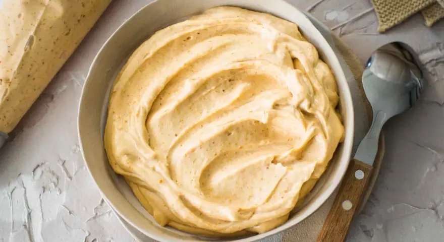 Crema soffice e invitante, perfetta per la tua ricetta di burro di arachidi fatto in casa. Un cucchiaio pronto ad assaporare questa delizia.