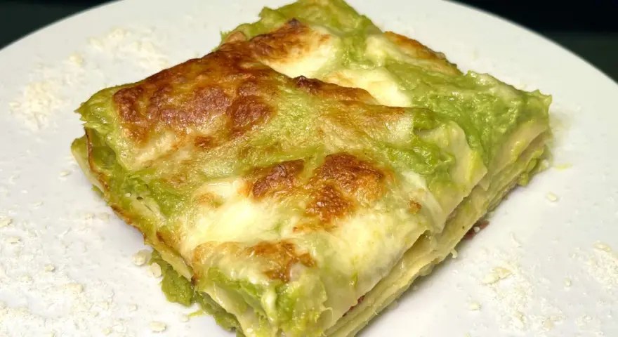 Lasagne con asparagi e speck, un piatto invitante con strati dorati e un ripieno verde brillante.