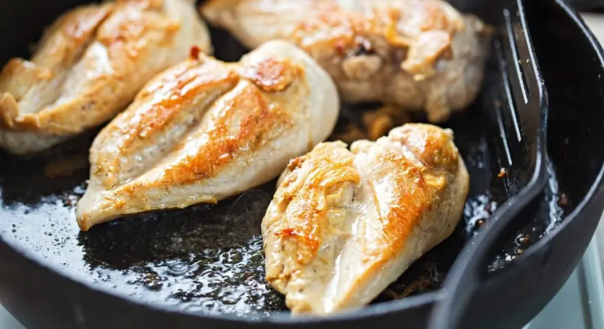 Petto di pollo dorato in padella, un modo diverso per prepararlo.