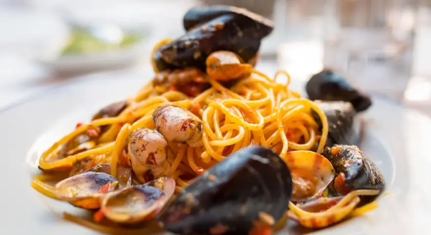 Spaghetti con cozze e vongole, un delizioso sugo di pesce che profuma di mare.