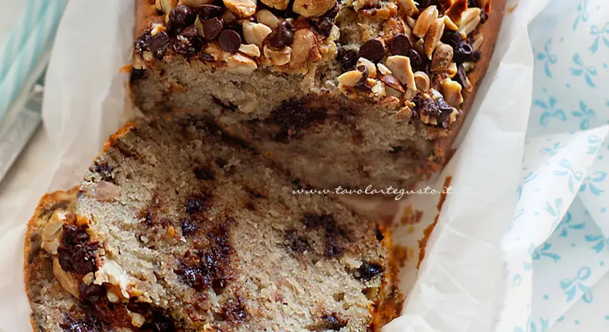 Fetta di banana bread light con gocce di cioccolato e noci.