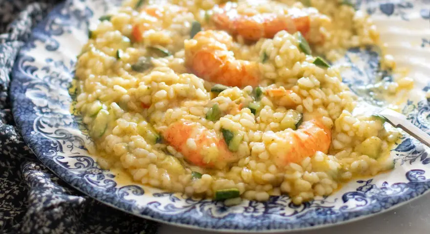 Risotto cremoso con gamberetti e zucchine, un piatto gustoso e colorato.