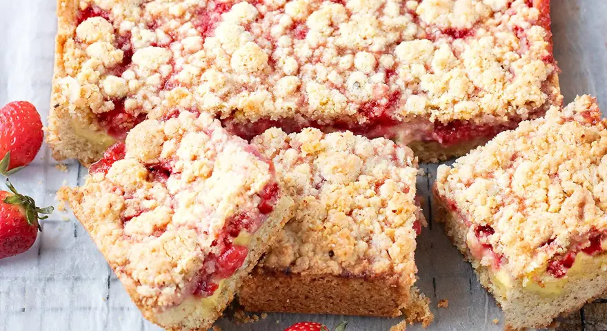 Deliziosa sbriciolata alle fragole, con un ripieno succoso e una crosta dorata e friabile. Perfetta per ogni occasione.