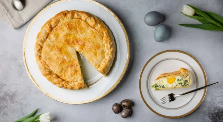 Torta Pasqualina con carciofi, uova e verdure, pronta per essere gustata.