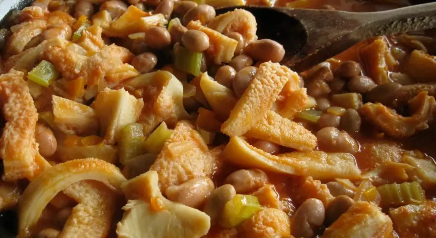 Trippa ricetta della nonna in umido con fagioli e sedano, un piatto confortante e saporito.