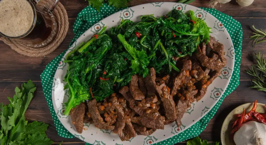 Straccetti di manzo succulenti e verdure saltate, un piatto invitante con contorni di aglio e peperoncino.