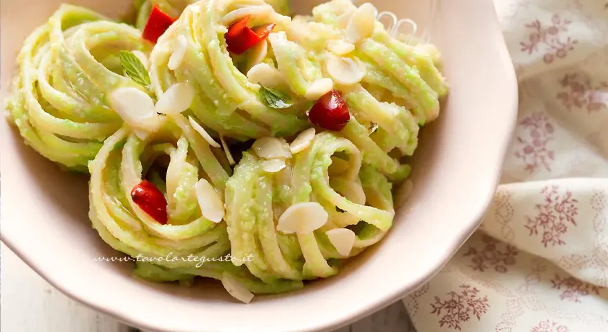 Pasta con broccoli, mandorle e peperoncino, un piatto colorato e gustoso.