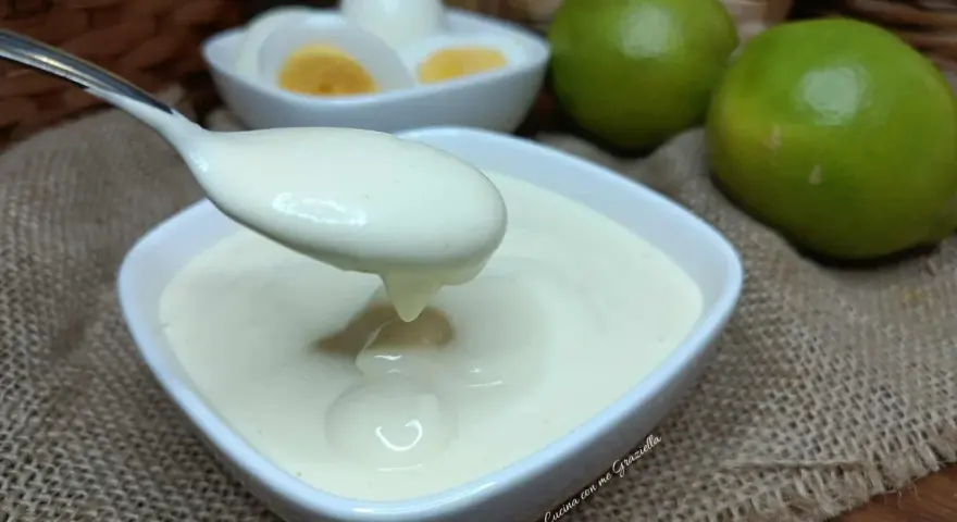 Maionese cremosa, con uova sode e lime sullo sfondo. Perfetta per ogni piatto!