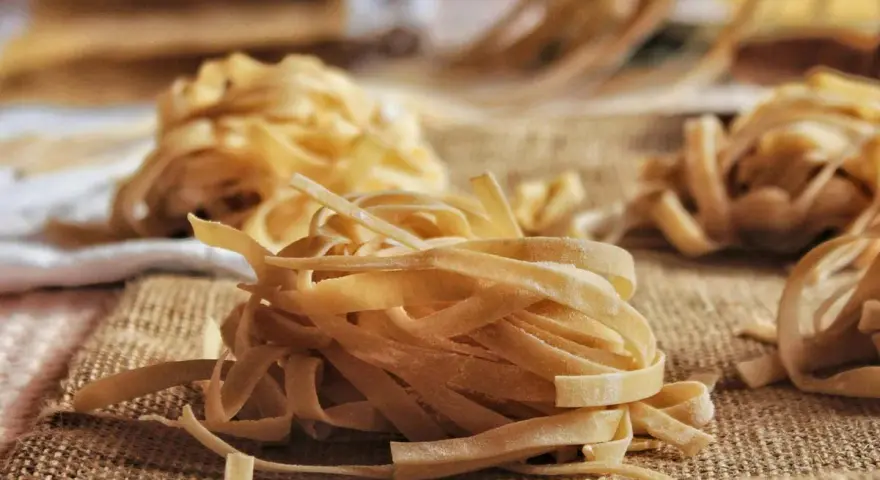 Nidi di pasta fatta in casa senza macchina, pronti per essere cucinati. Un'arte che profuma di tradizione.