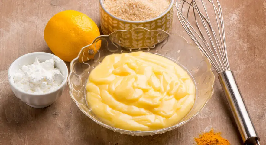 Crema al limone senza uova, con limone, zucchero, amido e un pizzico di curcuma per un colore vivace.