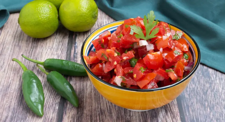 Pico de gallo ricetta: pomodori freschi, cipolla, coriandolo e peperoncino jalapeño. Ingredienti perfetti per un'autentica salsa messicana.