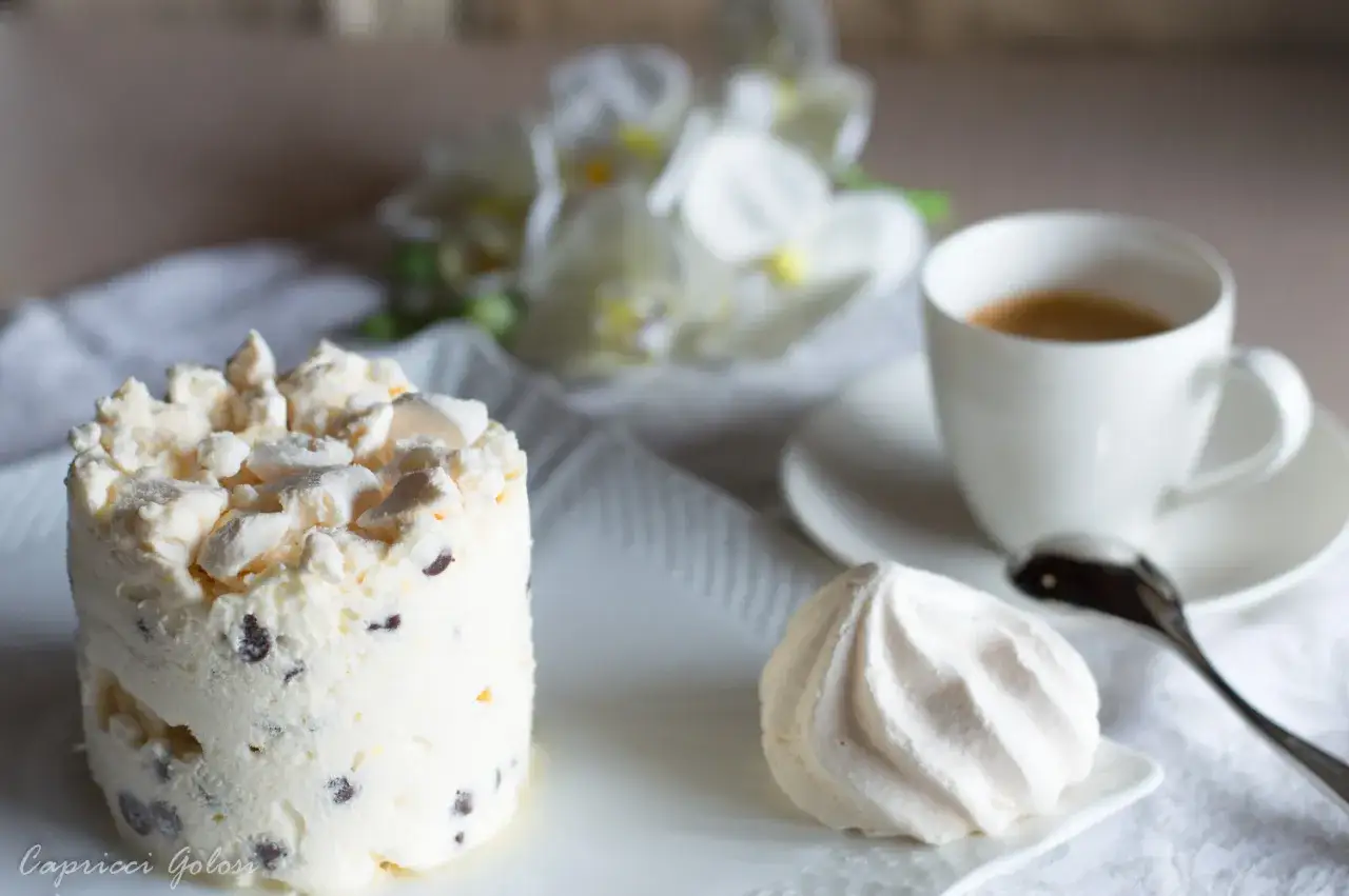 Delizioso semifreddo con gocce di cioccolato, perfetto per le tue ricette con albumi. Accompagnato da un caff&egrave; e una meringa.
