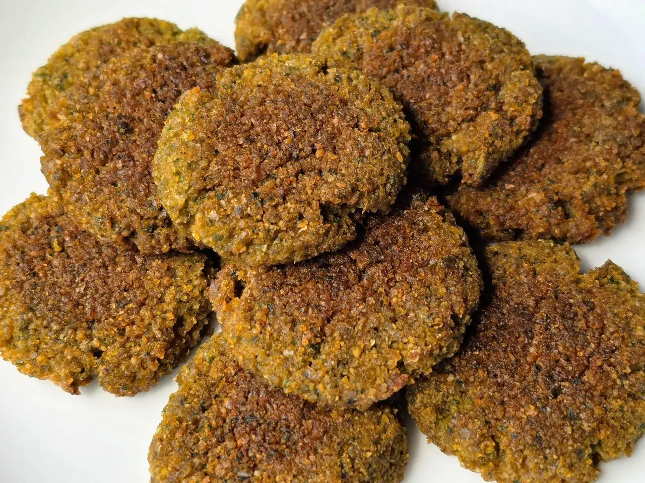 Un mucchio di falafel al forno, dorati e croccanti, pronti per essere gustati.