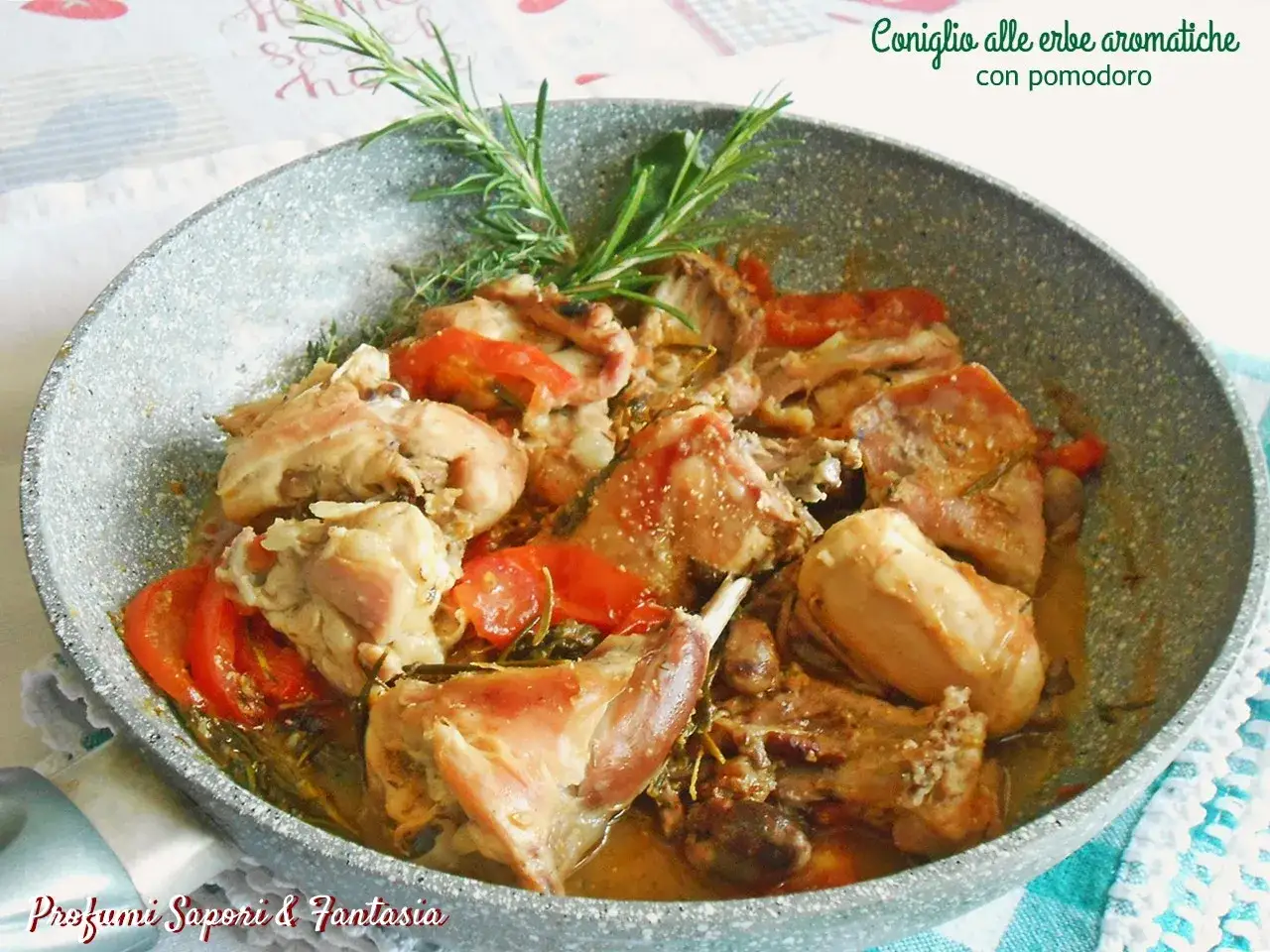 Coniglio in padella con pomodoro e erbe aromatiche, un piatto succulento e profumato.