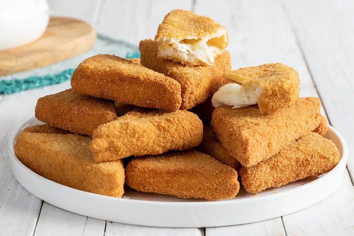 Mozzarella in carrozza dorata e croccante, con il formaggio filante che fuoriesce da uno spicchio.