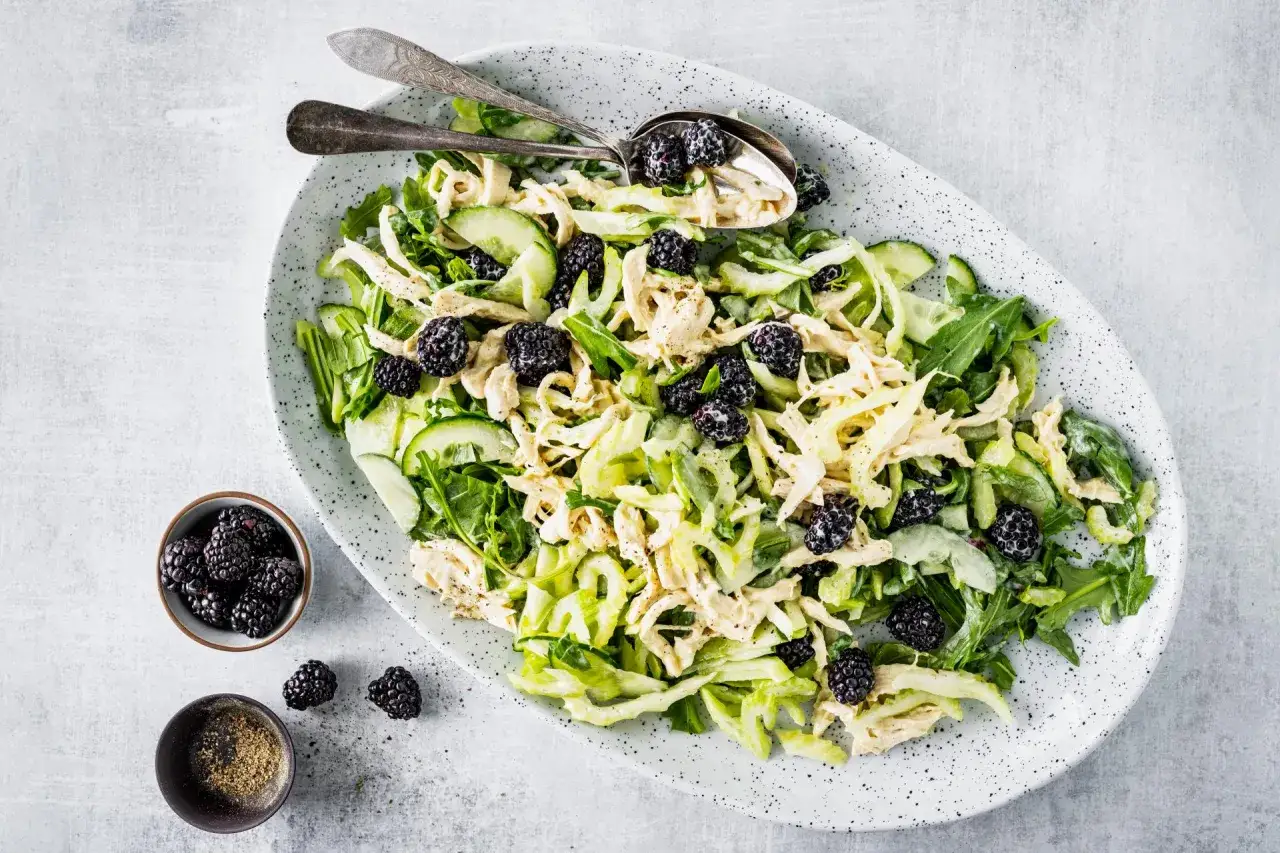 Deliziosa insalata di pollo con cetrioli, rucola e more fresche, condita con una salsa cremosa. Un piatto leggero e saporito.