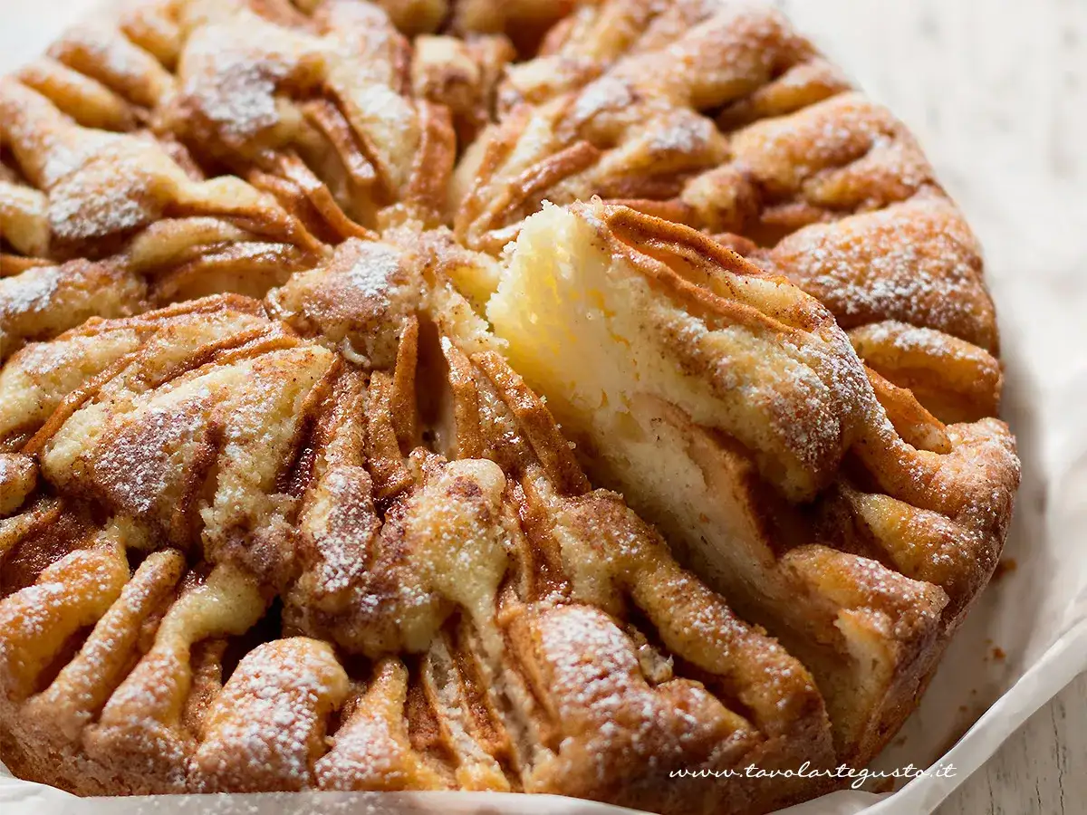 Una deliziosa torta di mele senza burro, con mele caramellate e una spolverata di zucchero a velo. Perfetta per ogni occasione.