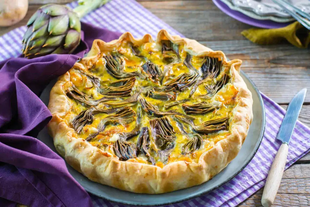 Torta salata con carciofi dorata e invitante, con un ripieno ricco e crosta friabile. Perfetta per un pranzo o una cena gustosa.