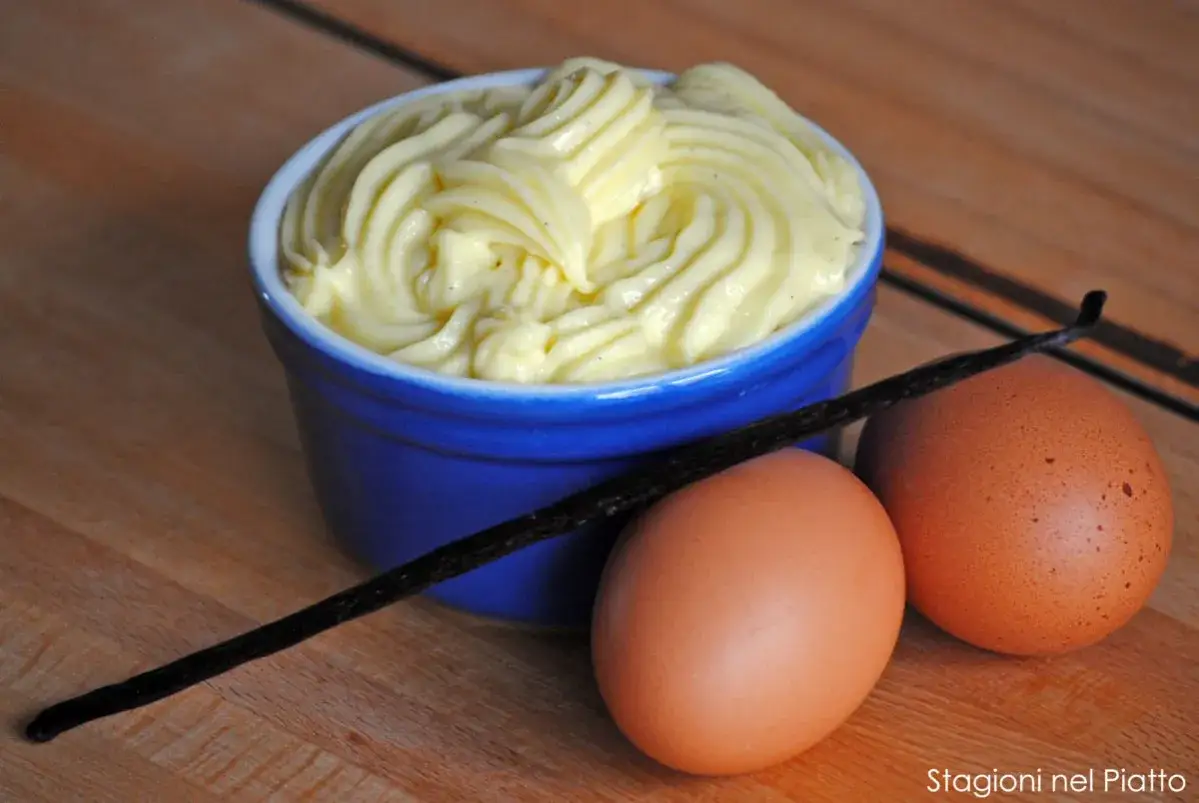 Crema pasticcera ricetta: ingredienti freschi come uova e bacca di vaniglia pronti per preparare una deliziosa crema.