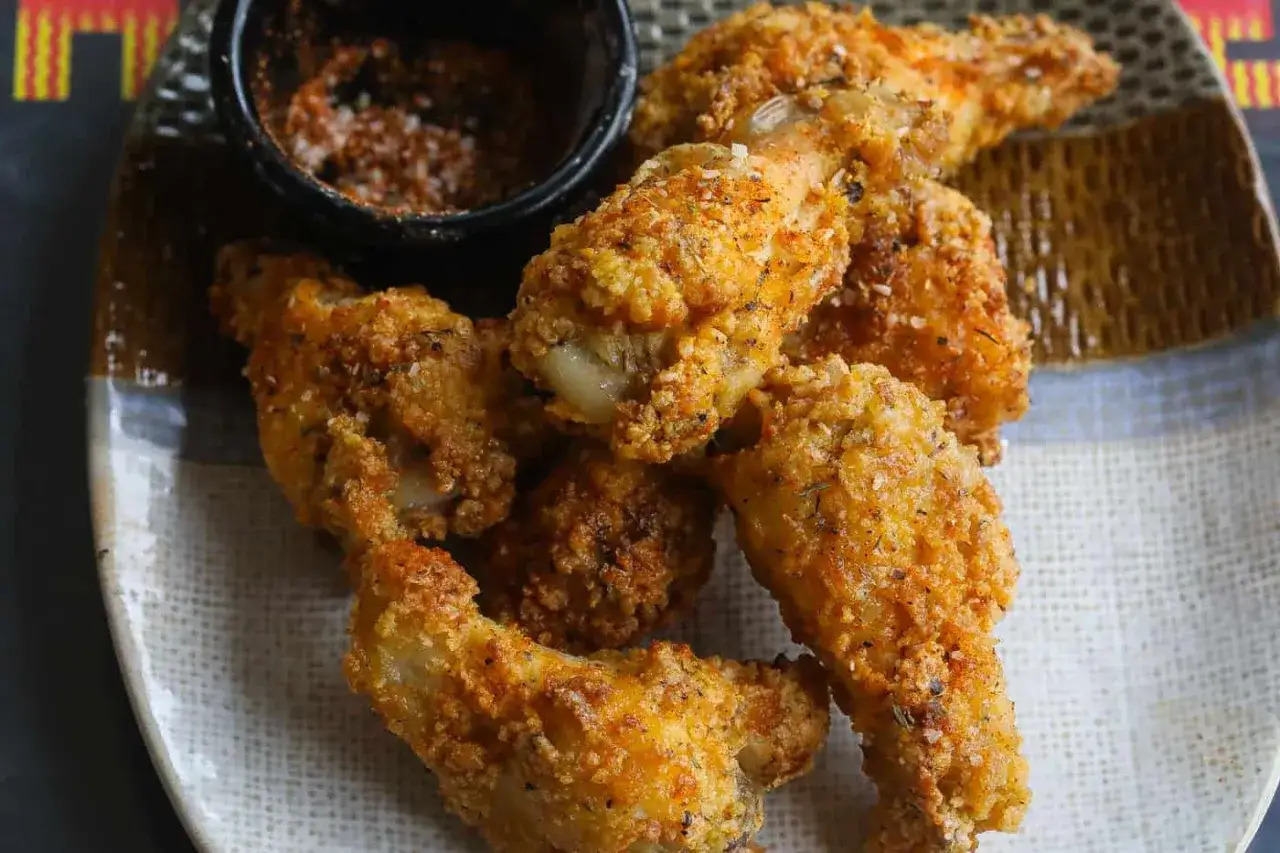 Alette di pollo croccanti e dorate, perfette per uno snack veloce, preparate in friggitrice ad aria.