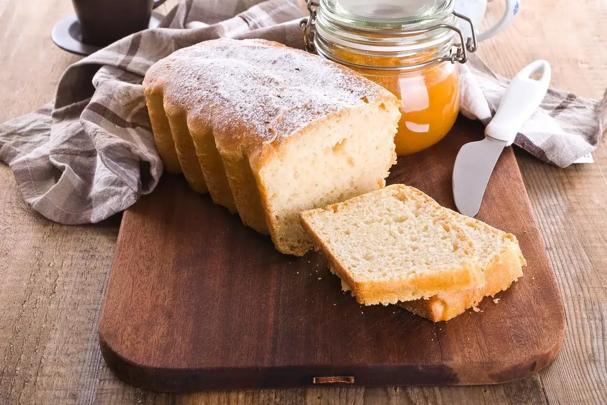 Plumcake senza uova spolverato di zucchero a velo, pronto per essere gustato con marmellata.