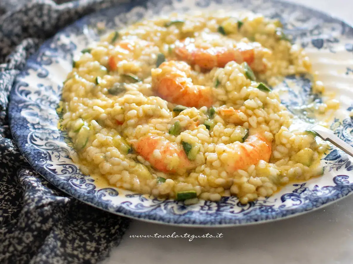Risotto cremoso con gamberetti e zucchine, un piatto gustoso e colorato.