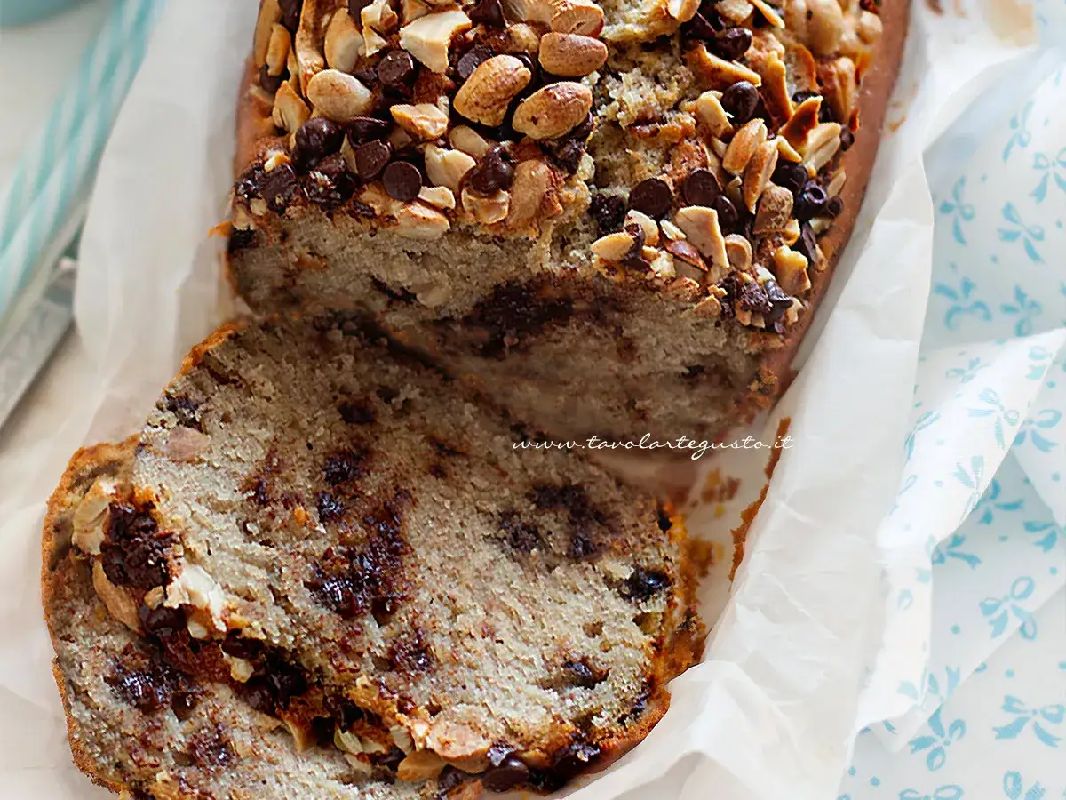 Fetta di banana bread light con gocce di cioccolato e noci, una delizia soffice e golosa.