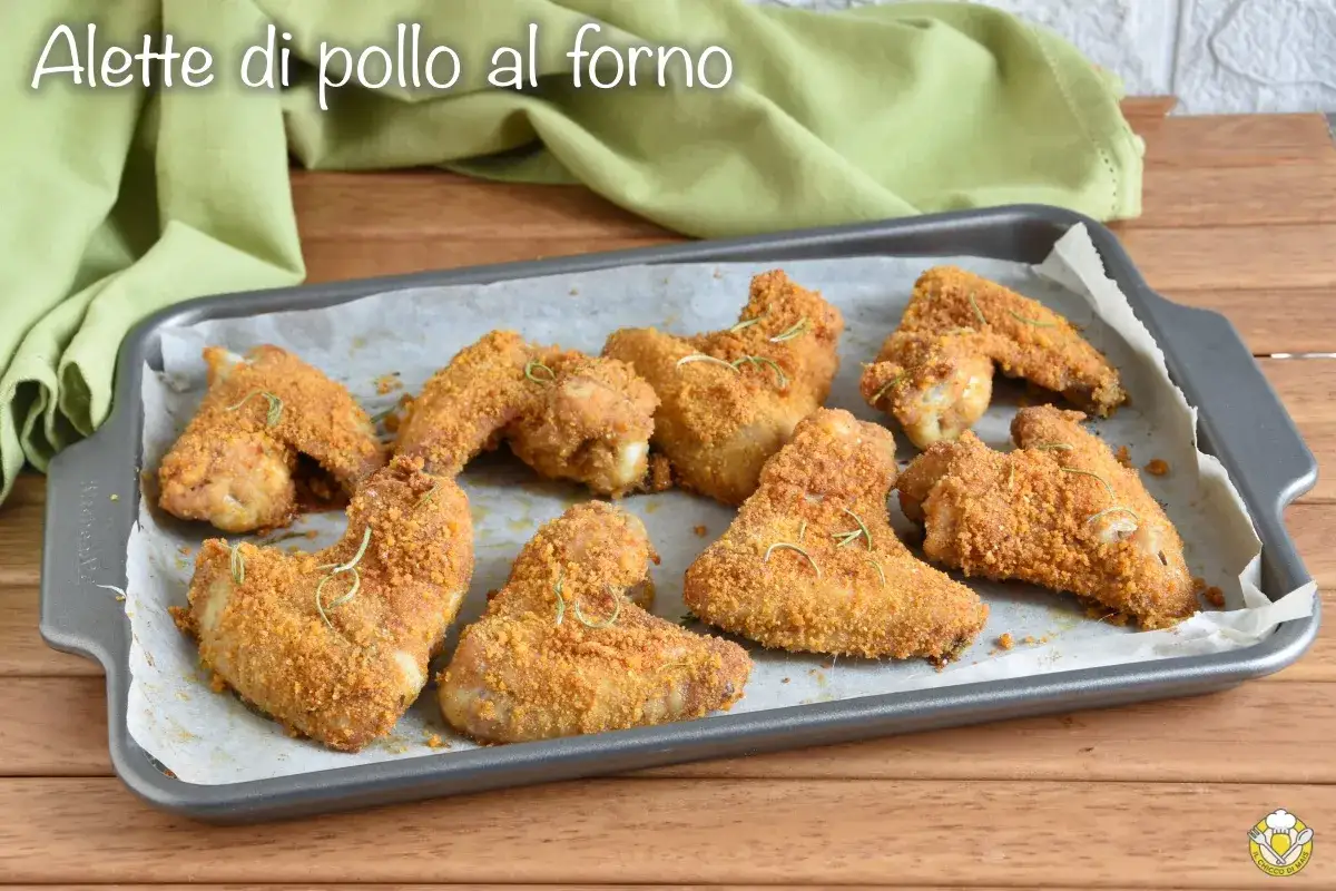 Alette di pollo al forno, dorate e croccanti, pronte per essere gustate. Un piatto semplice e saporito.