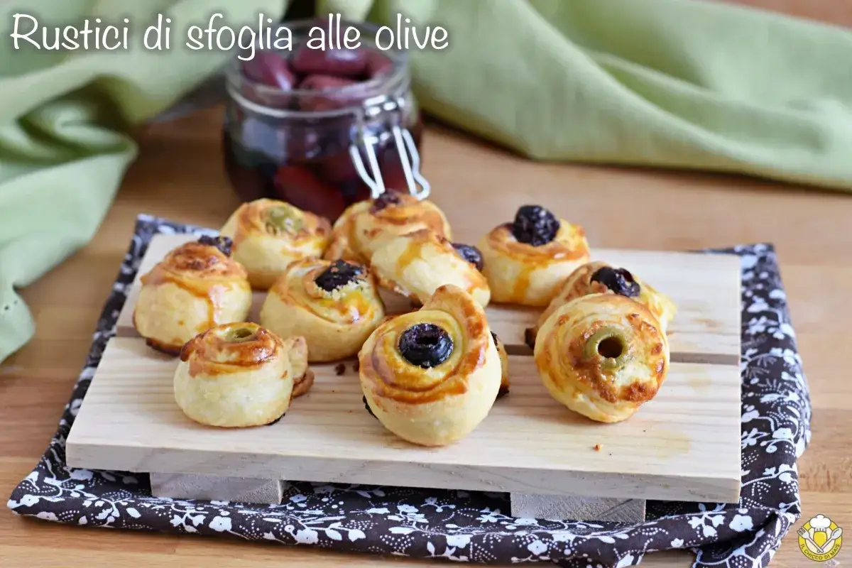 Rustici di sfoglia alle olive, perfetti stuzzichini veloci ed economici per aperitivo. Croccanti e saporiti, con olive verdi e nere.