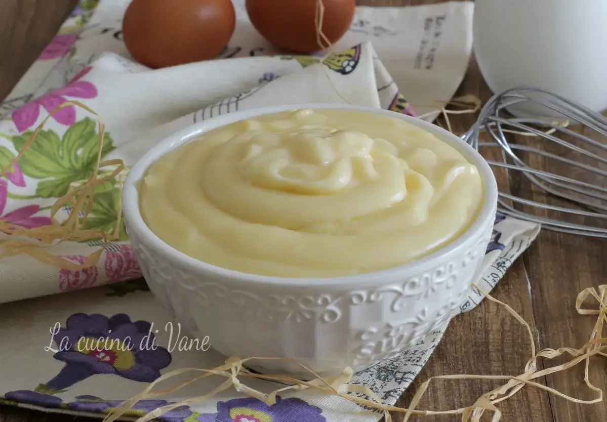 Crema pasticcera liscia e vellutata in una ciotola bianca, pronta per essere usata in cucina. Ingredienti per la panna da cucina.