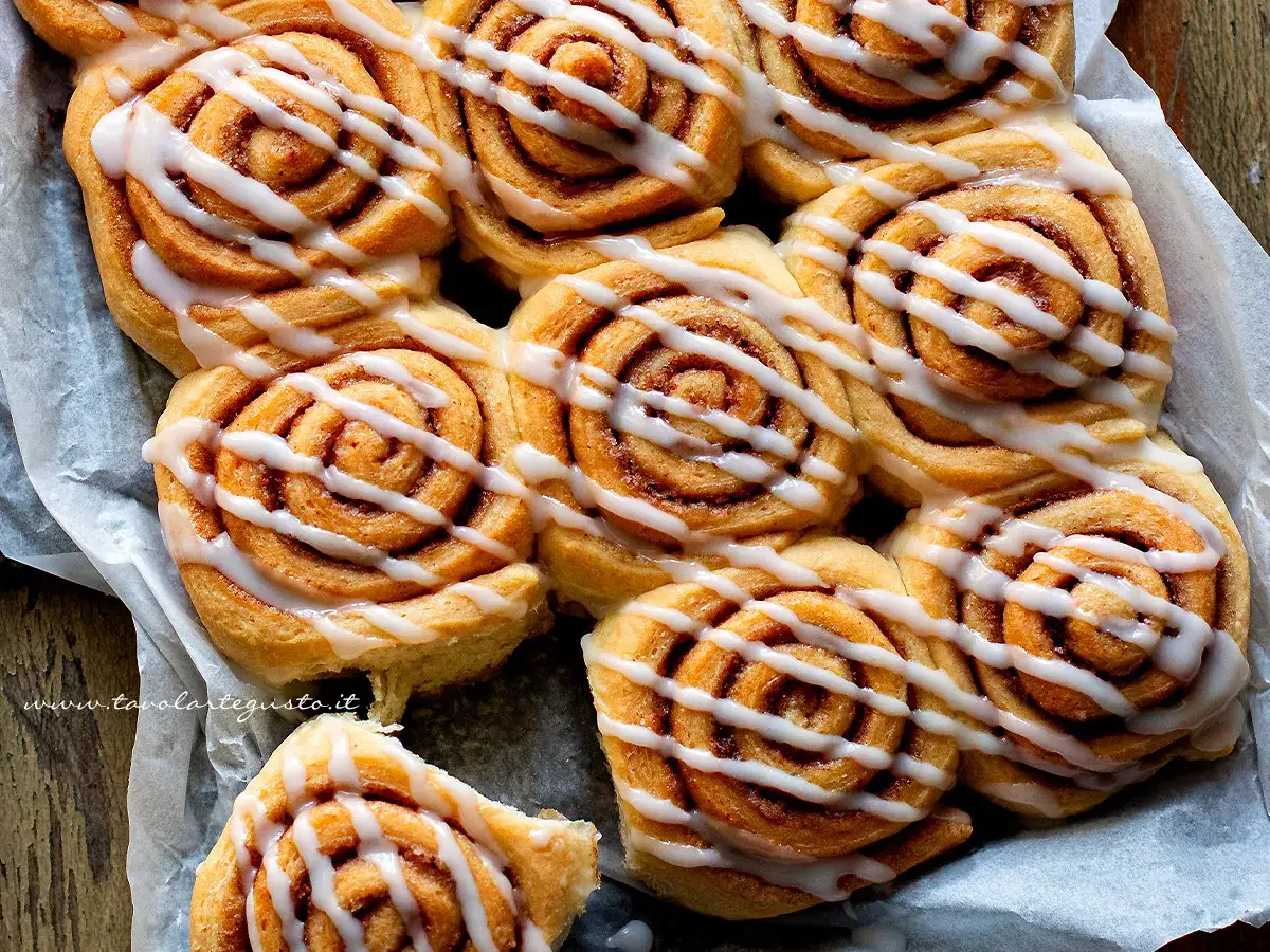 Deliziosi cinnamon rolls appena sfornati, ricoperti da glassa bianca. Perfetti per una colazione o merenda golosa.