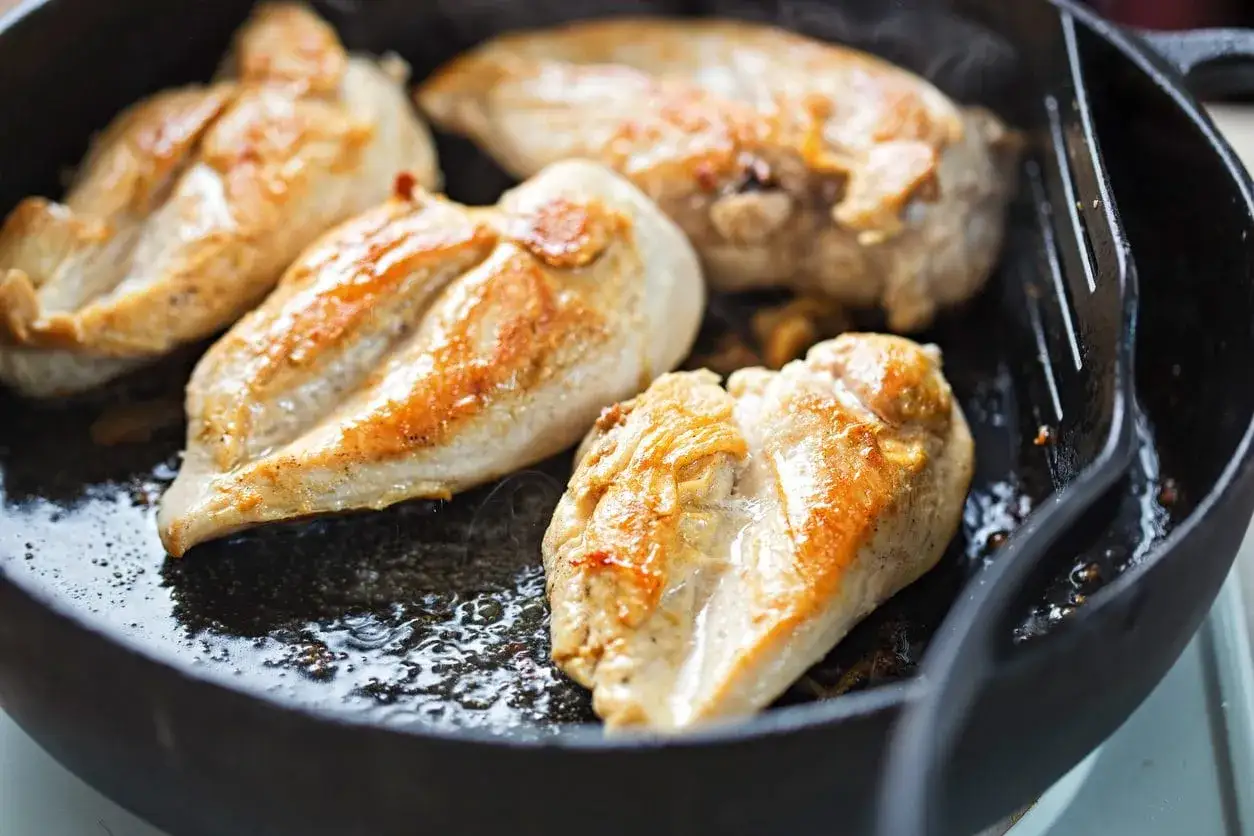 Petto di pollo dorato in padella, un modo diverso per prepararlo.