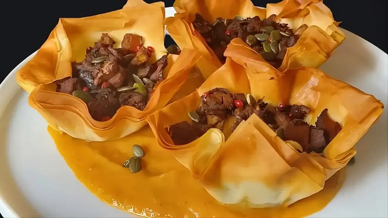 Deliziose coppette croccanti di pasta fillo, ripiene di un gustoso ragù e semi di zucca. Perfette per le tue ricette con pasta fillo.