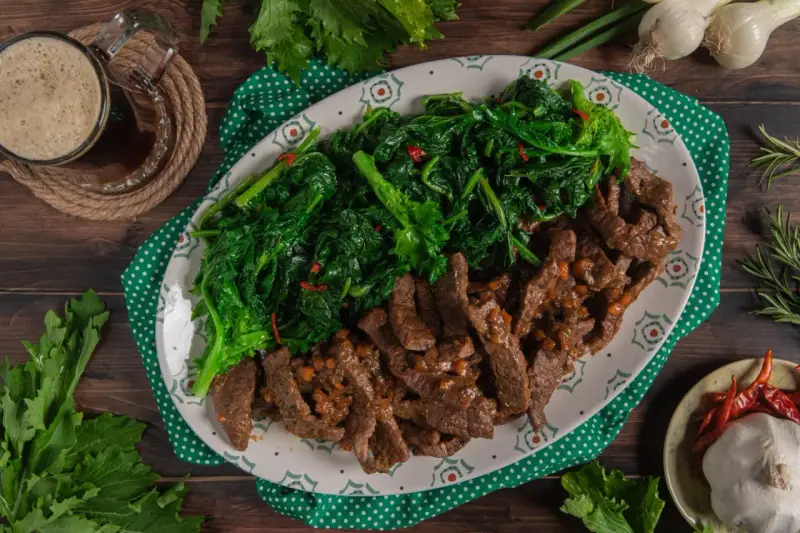 Straccetti di manzo succulenti e verdure saltate, un piatto invitante con contorni di aglio e peperoncino.